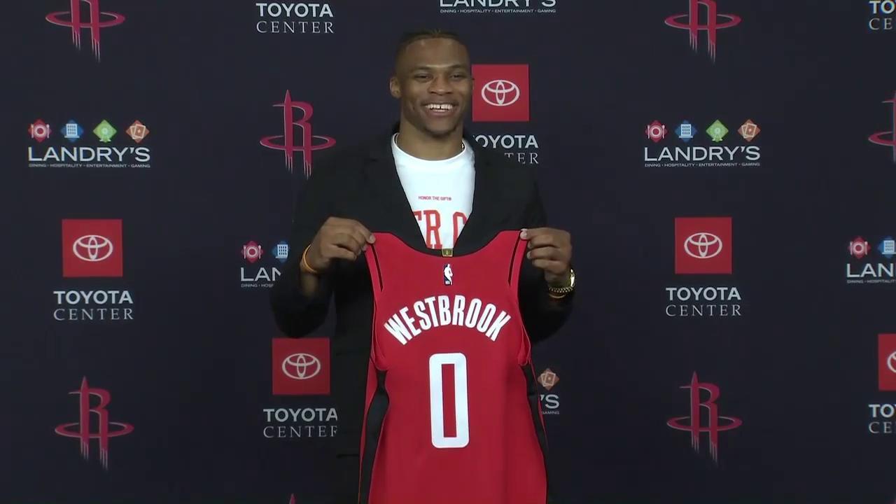 汉克·阿伦在收到大量种族歧视恐吓信的情况下，依然保持冷静并最终完成 715 轰